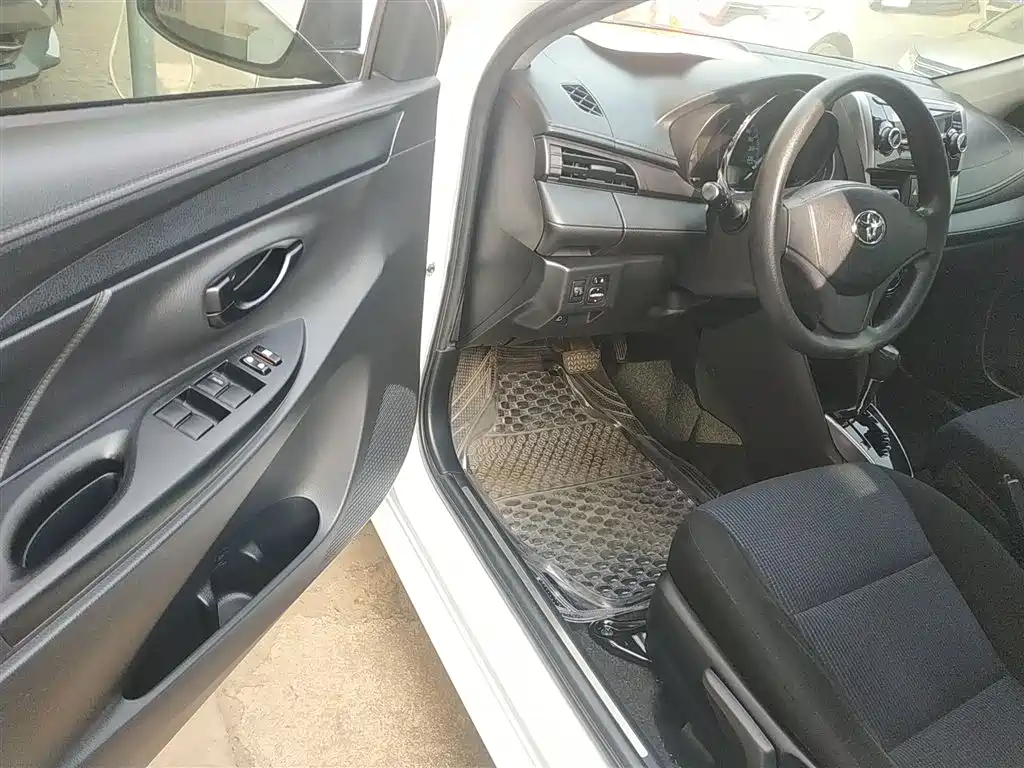 Toyota Yaris L 2018 — фото 16