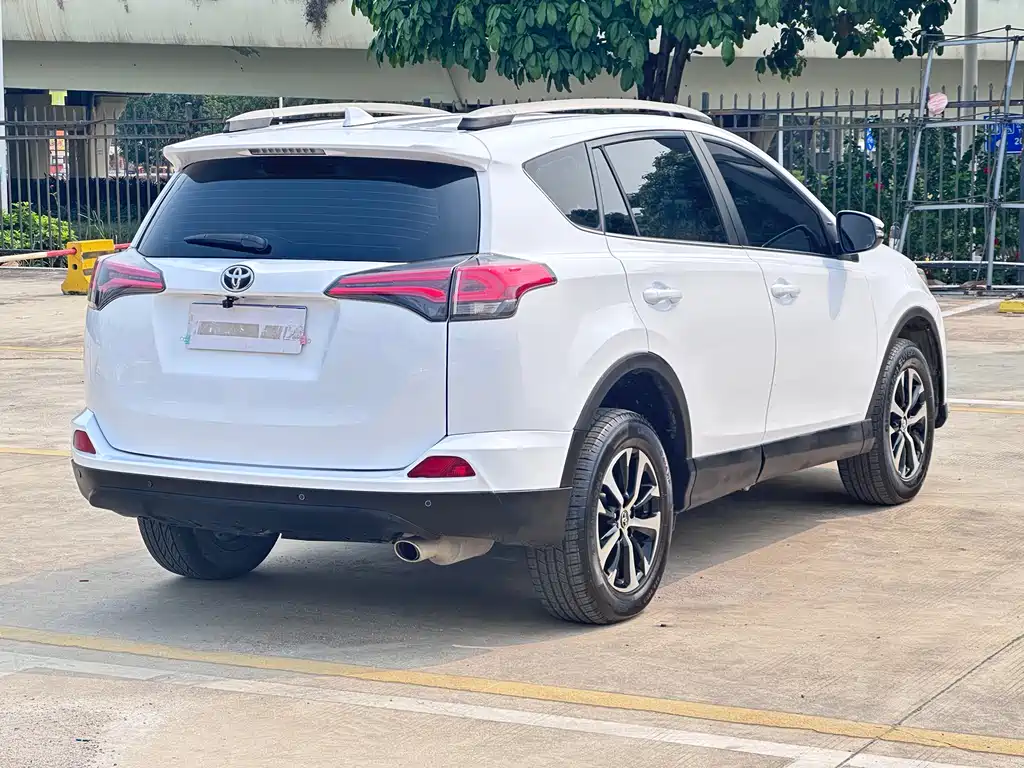 Toyota RAV4 2017 — фото 11