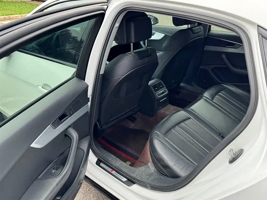 Audi A4L 2023 — фото 24