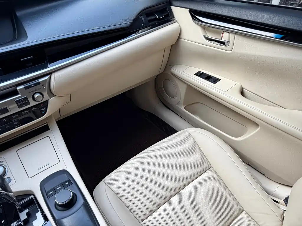 Lexus ES 2015 — фото 11