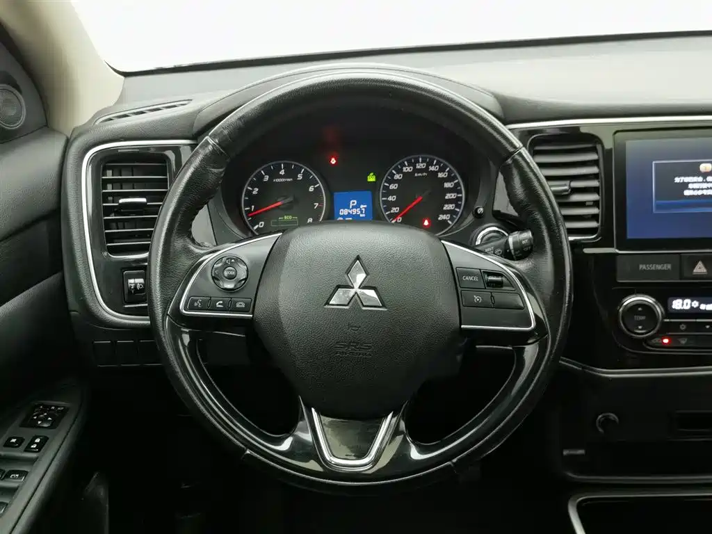 Mitsubishi Outlander 2018 — фото 11