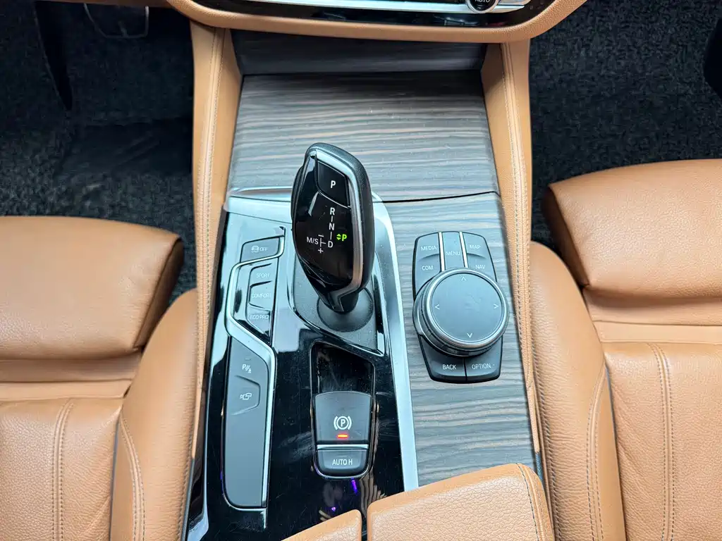 BMW 5 Series 2019 — фото 20