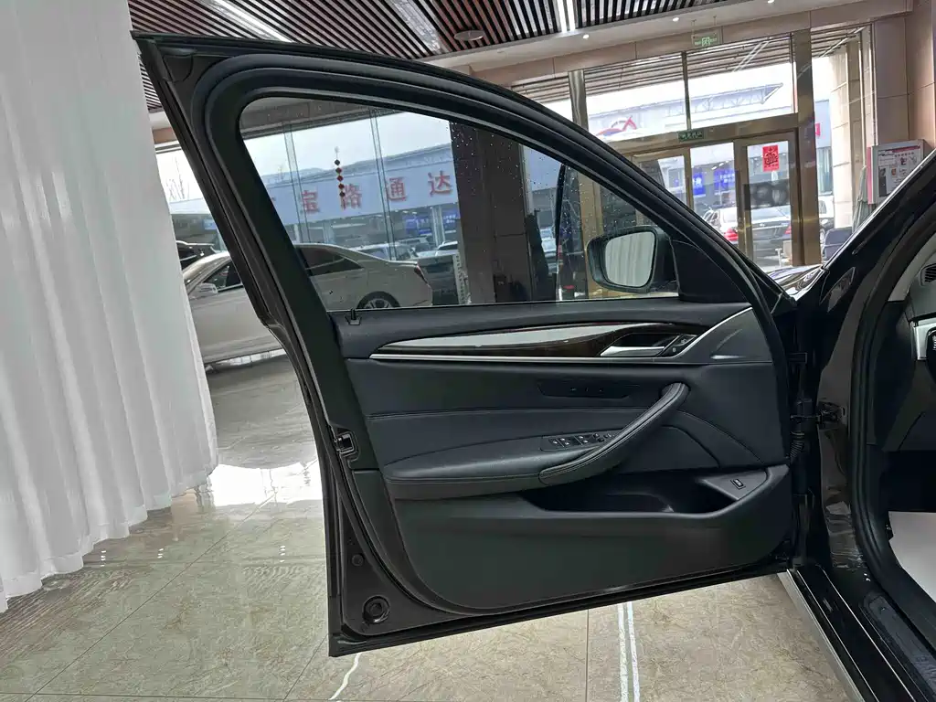 BMW 5 Series 2018 — фото 10