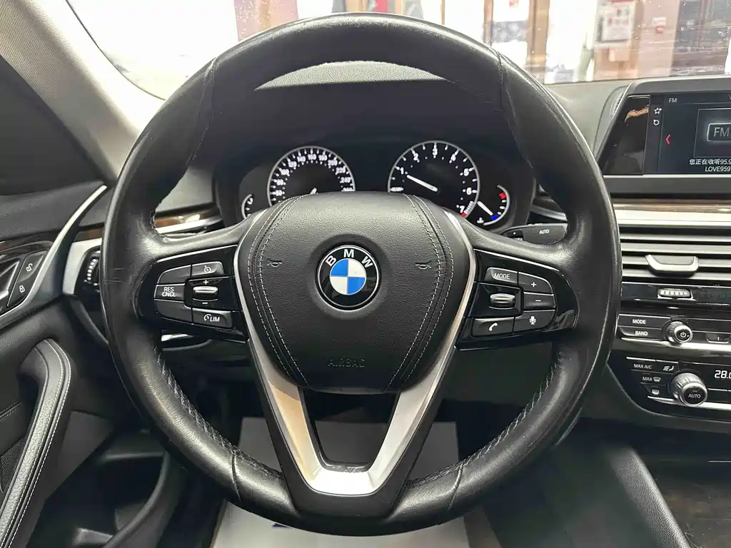 BMW 5 Series 2018 — фото 12
