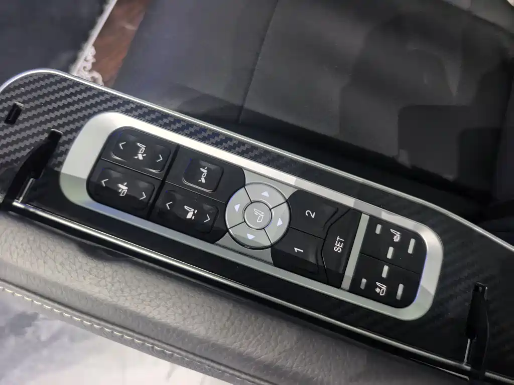 Mercedes-Benz V-Class 2020 — фото 19