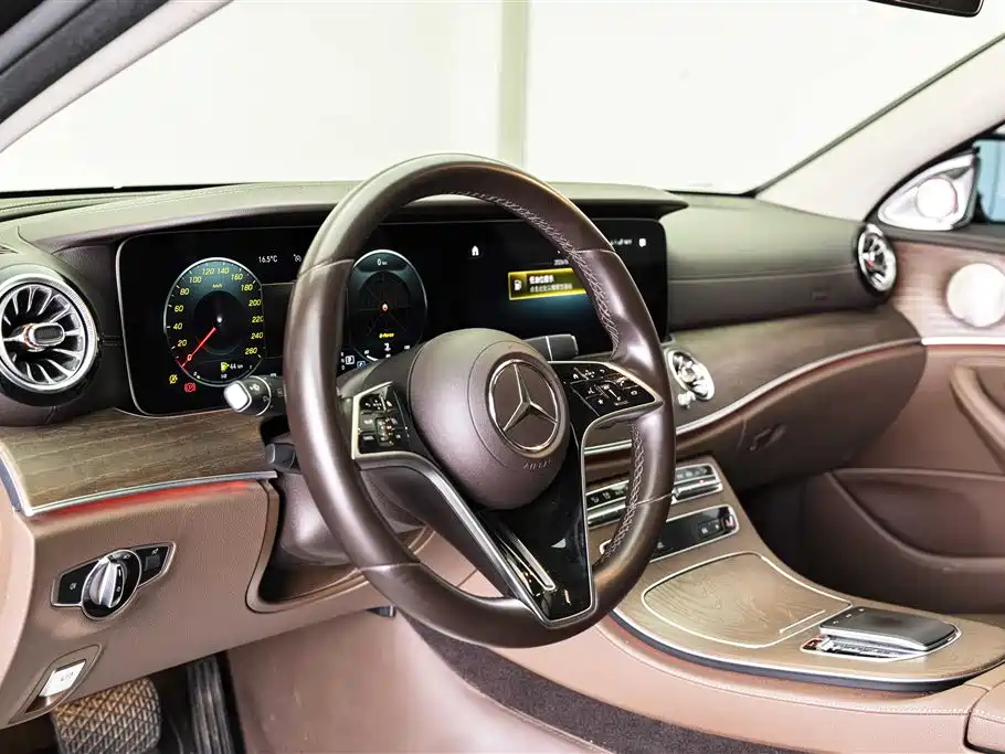 Mercedes-Benz E-Class 2023 — фото 18
