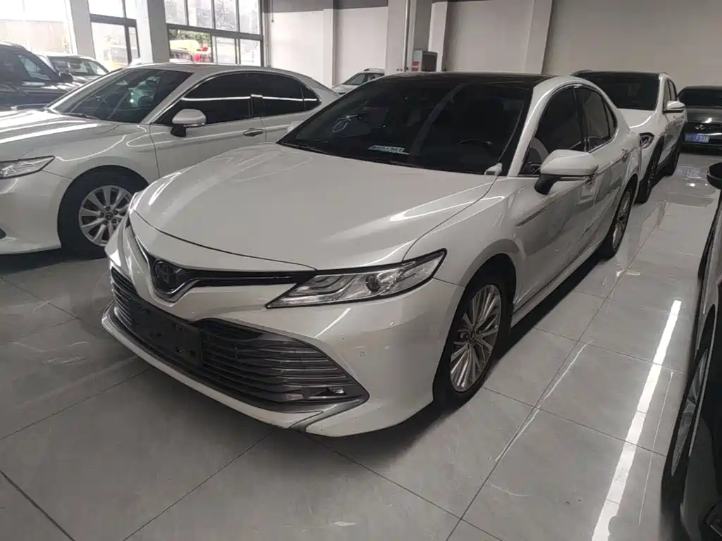 Toyota Camry 2019 — фото 1