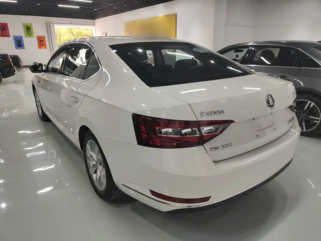 Skoda Superb 2018 — фото 23