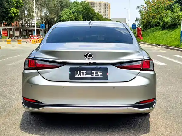 Lexus ES 2022
