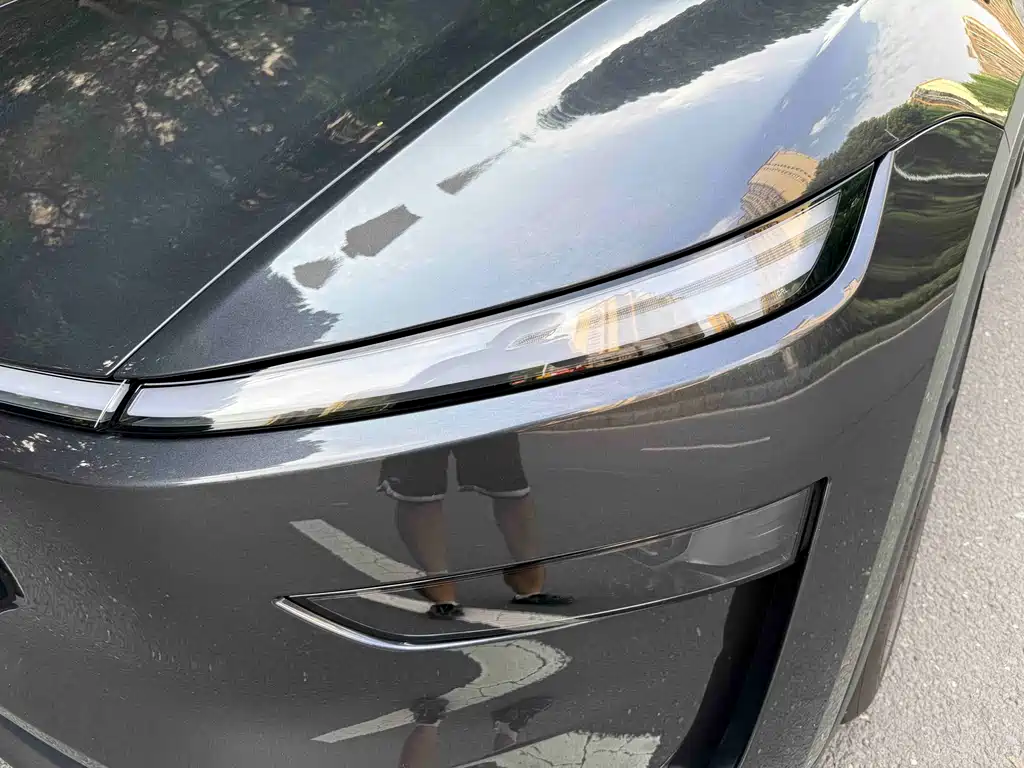 Tesla Model Y 2025