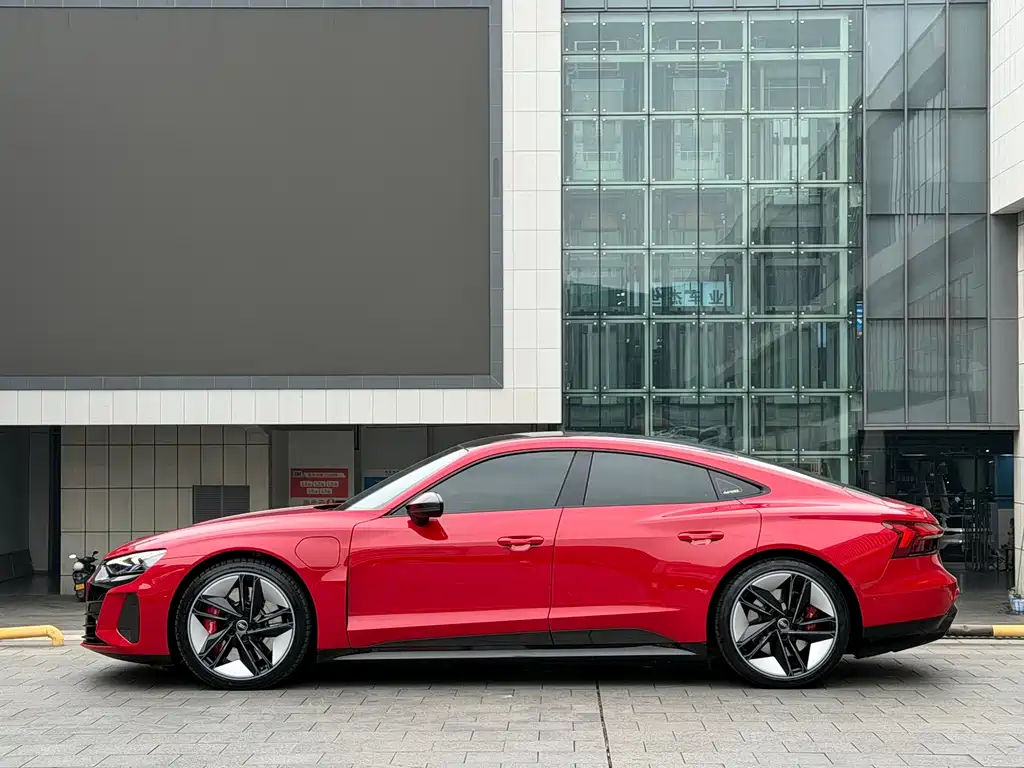 Audi RS e-tron GT 2024 — фото 4