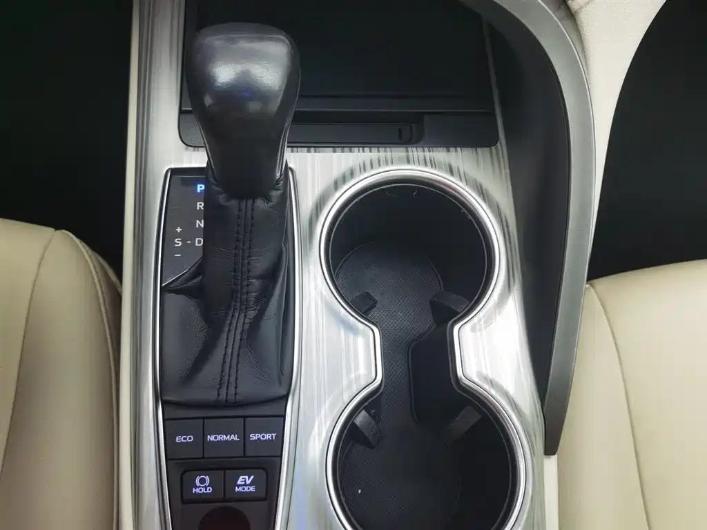 Toyota Camry 2018 — фото 13