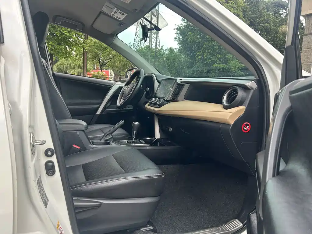 Toyota RAV4 2017 — фото 12