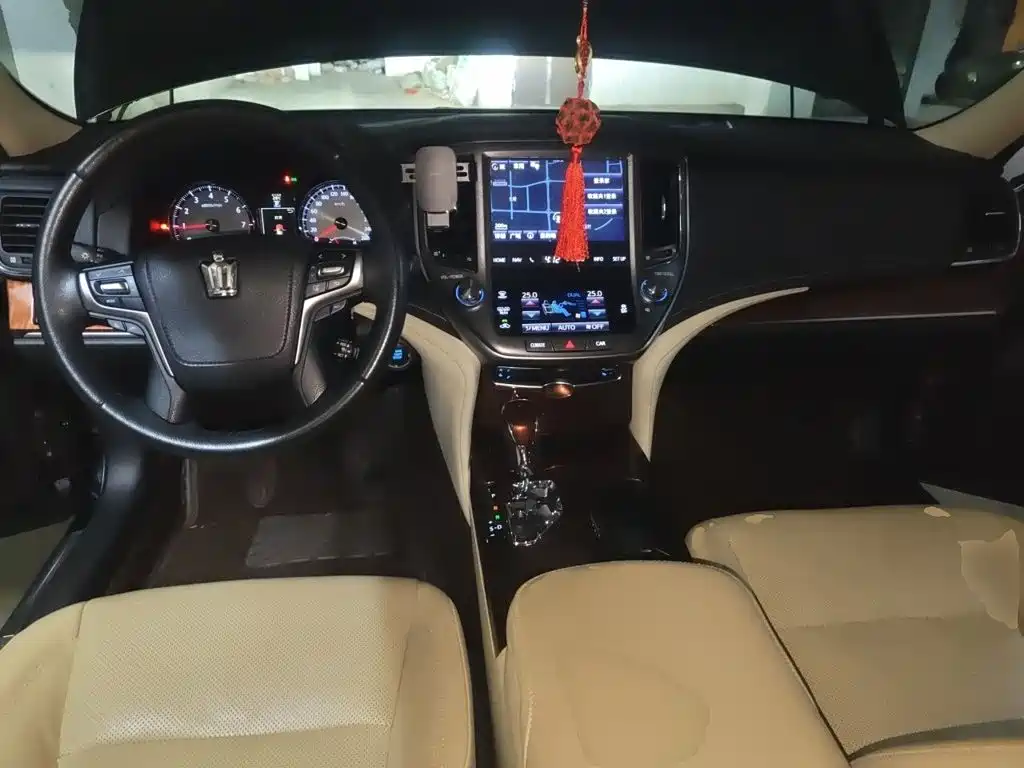 Toyota Crown 2015 — фото 13