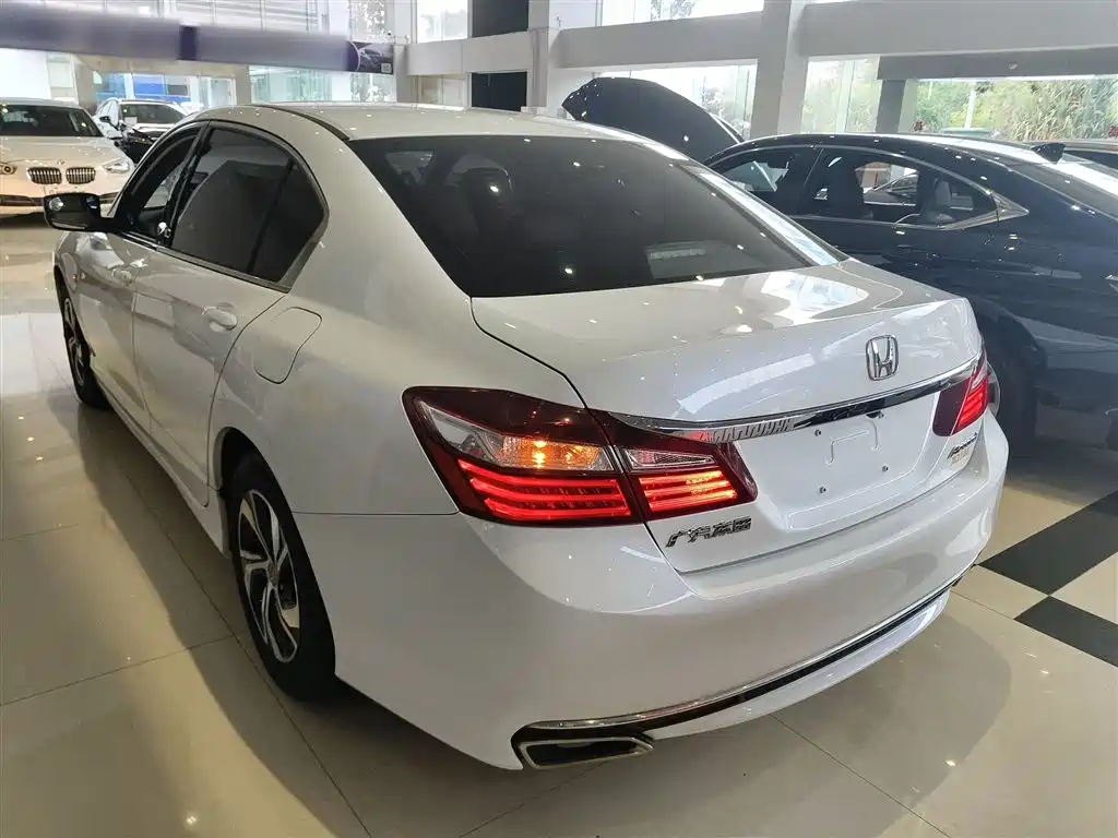 Honda Accord 2016 — фото 23