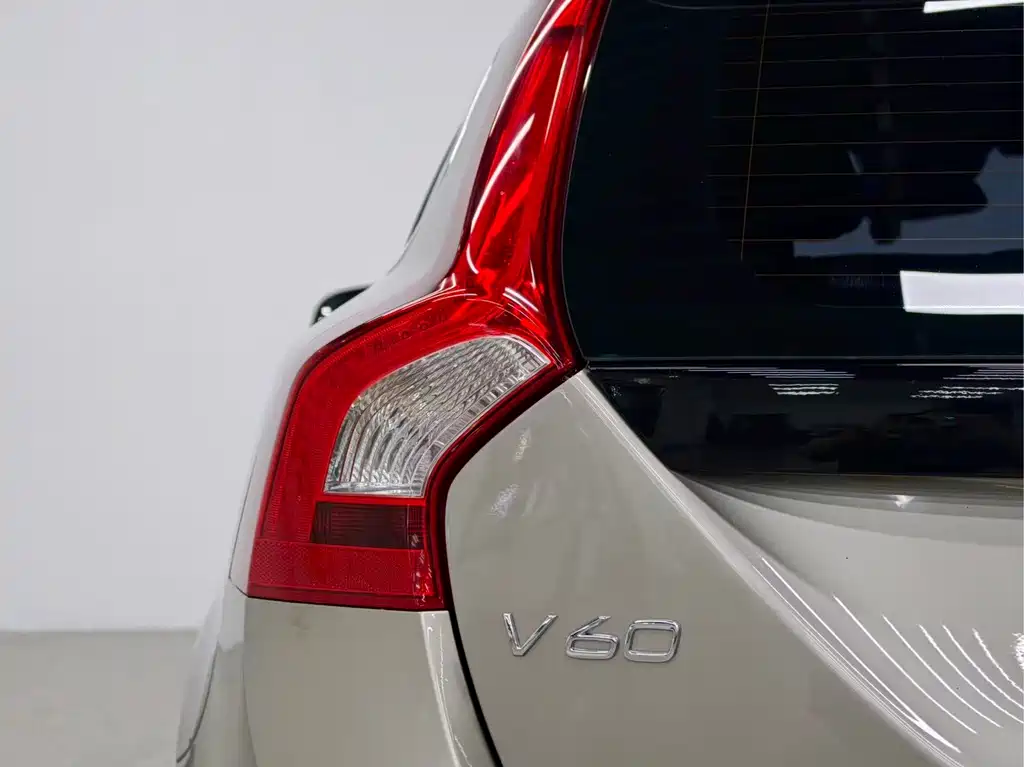 Volvo V60 2014 — фото 16