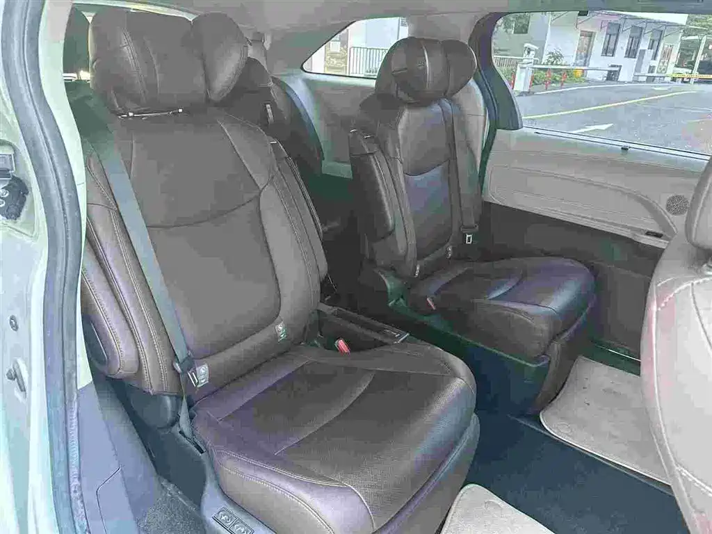 Toyota Sienna 2022 — фото 8