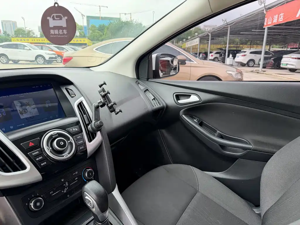 Ford Focus 2016 — фото 10