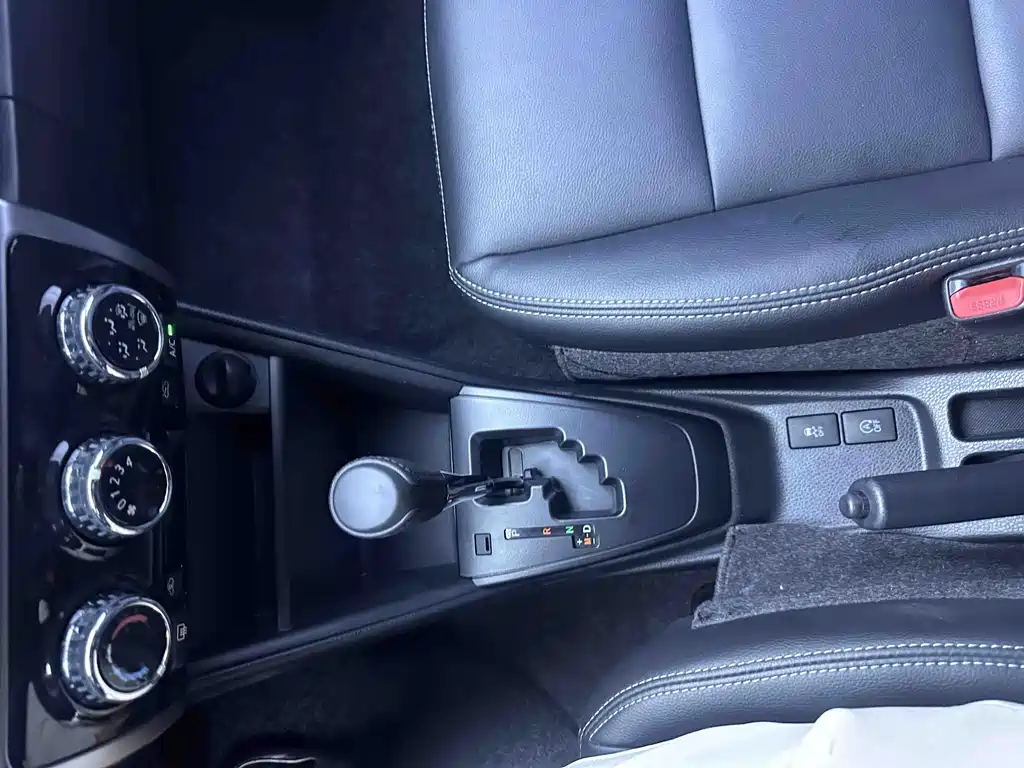 Toyota Yaris L 2022 — фото 13