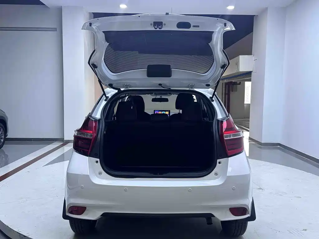 Toyota Yaris L 2022 — фото 16
