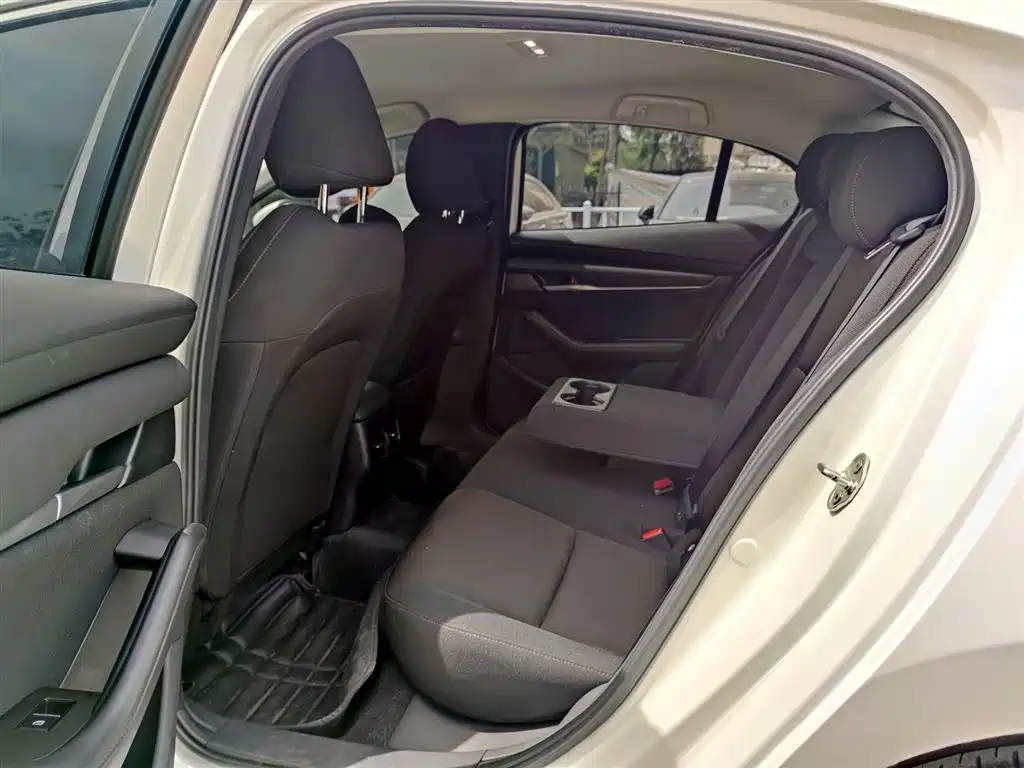 Mazda 3 Axela 2022 — фото 10