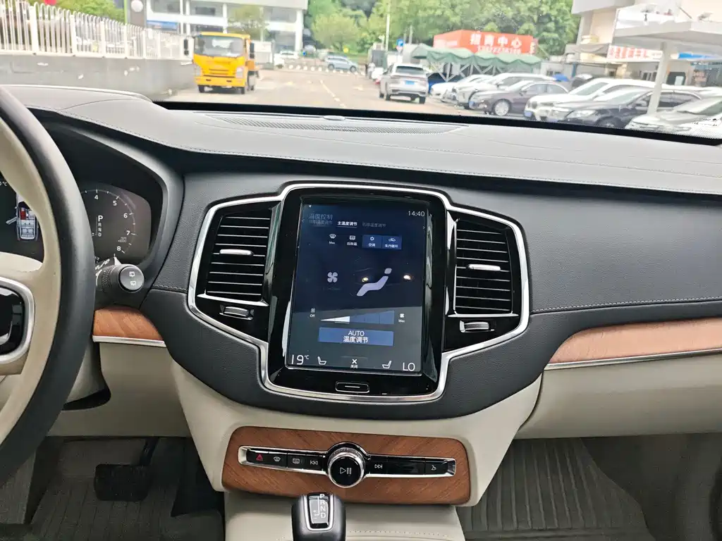 Volvo XC90 2019 — фото 14