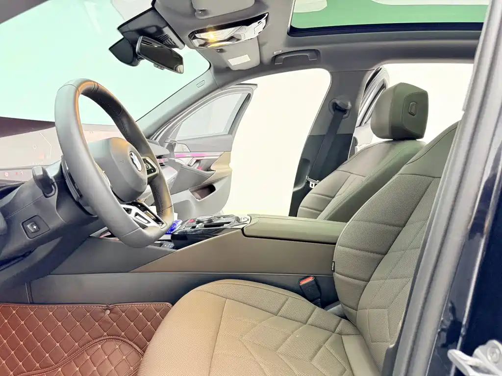 BMW 5 Series 2025 — фото 11