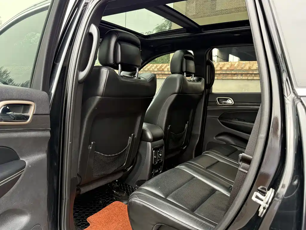 Jeep Grand Cherokee 2018 — фото 13