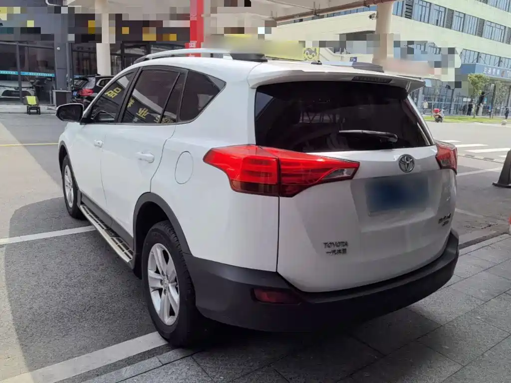 Toyota RAV4 2014 — фото 5