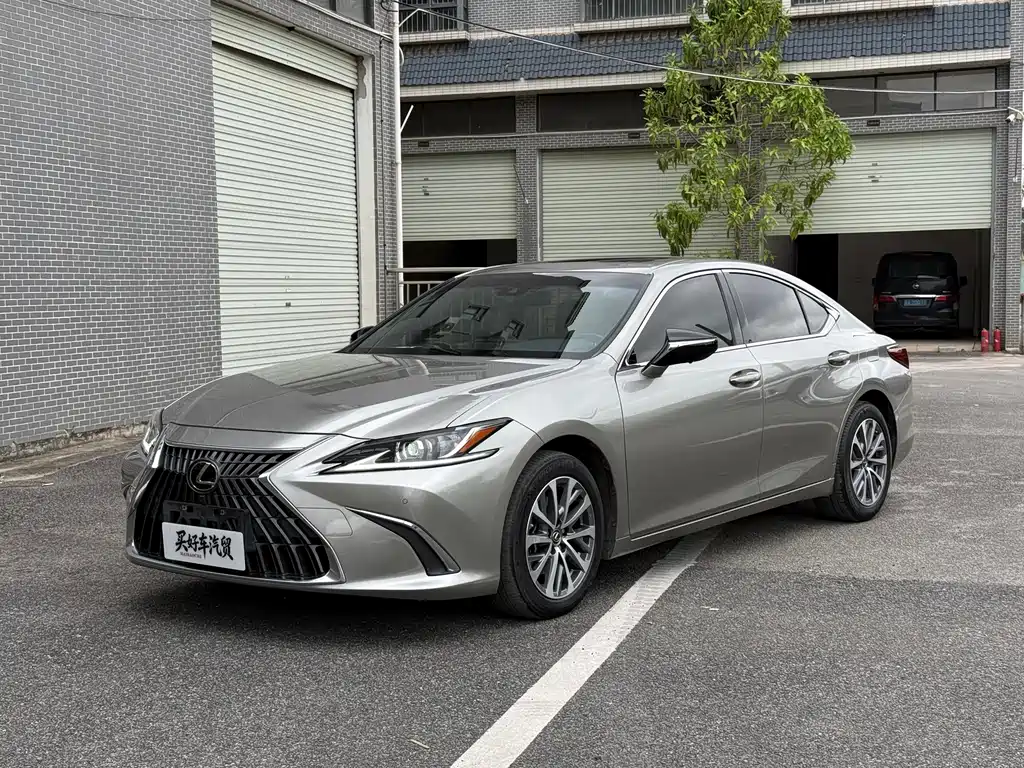 Lexus ES 2022 — фото 1