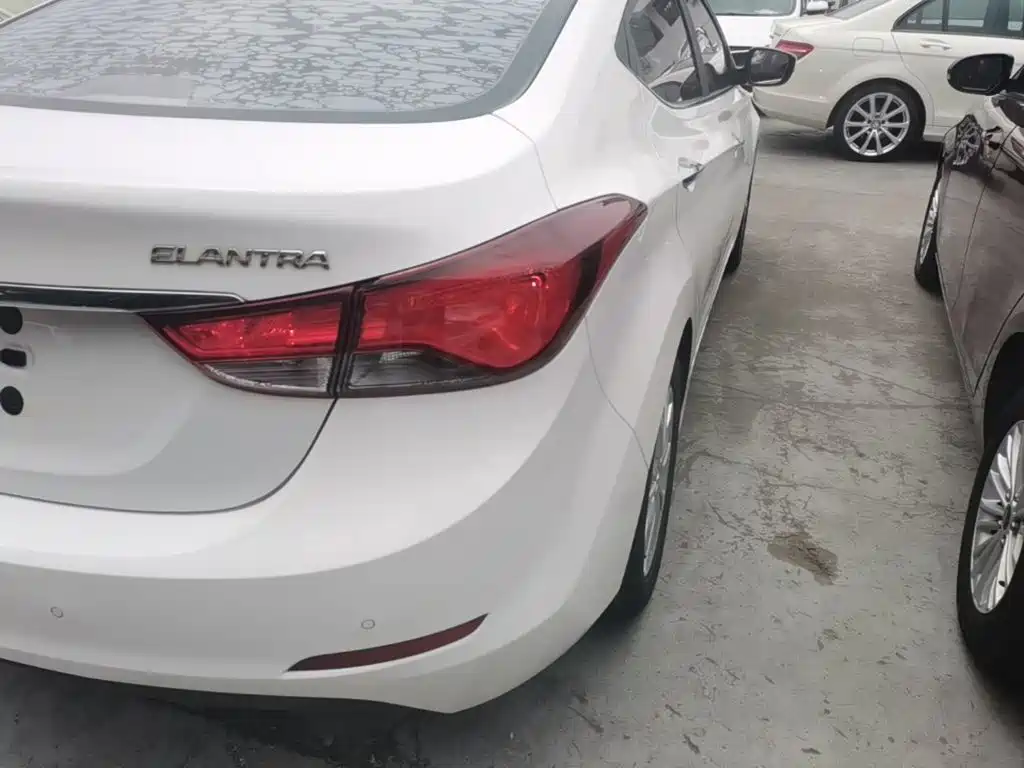 Hyundai Elantra 2016 — фото 8