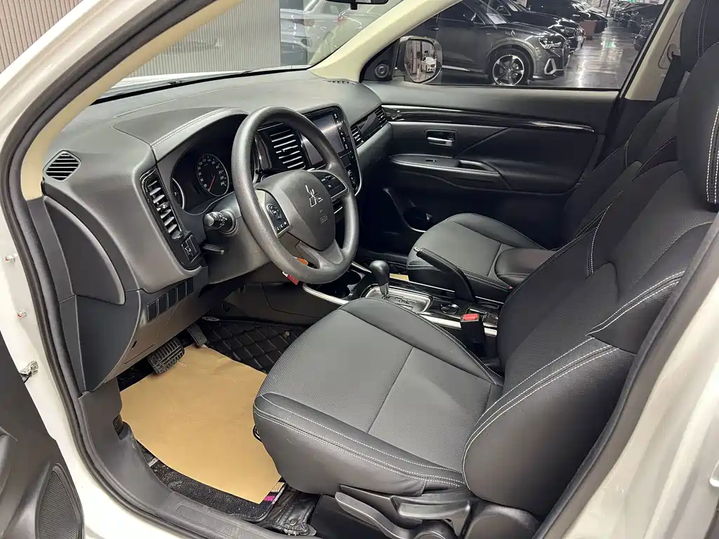 Mitsubishi Outlander 2023 — фото 10