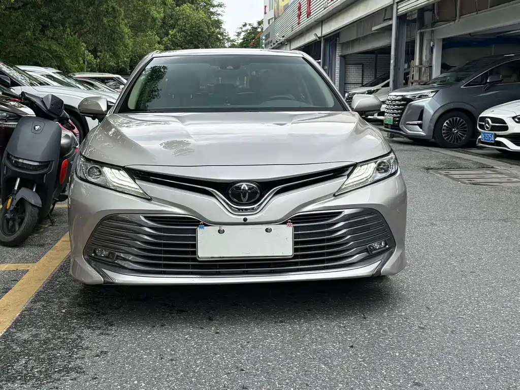 Toyota Camry 2018 — фото 2