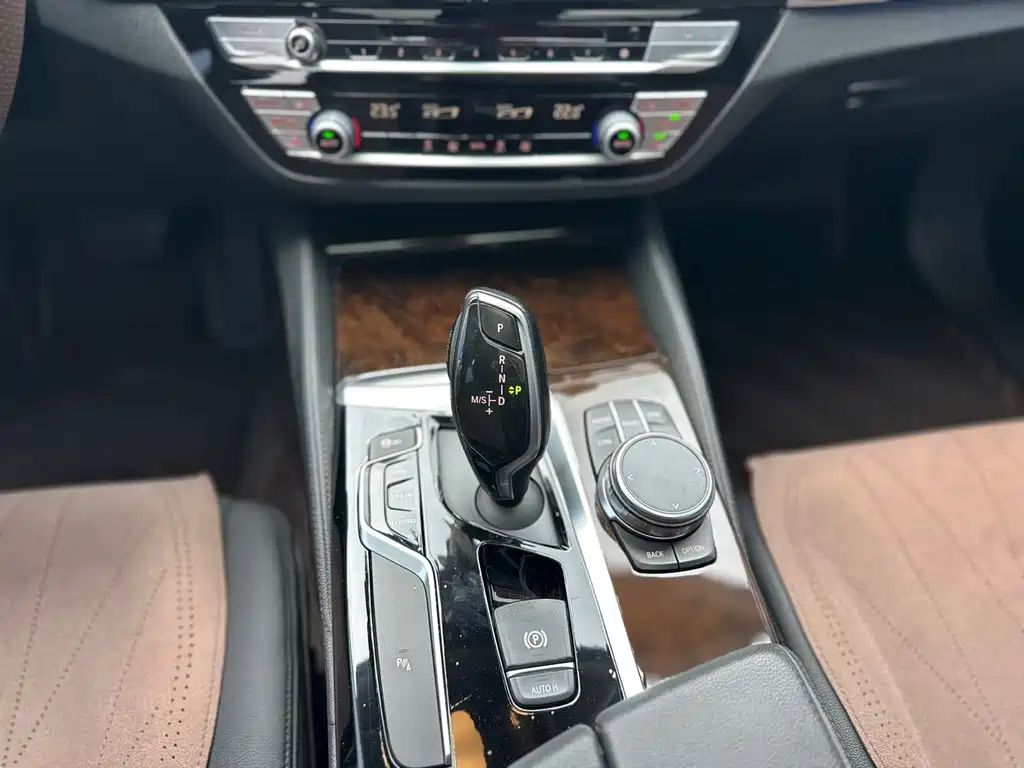 BMW 5 Series 2018 — фото 7