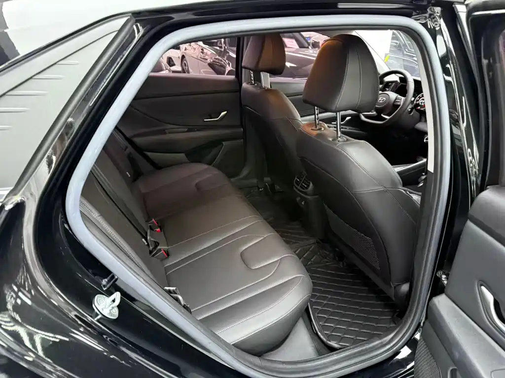 Hyundai Elantra 2023 — фото 10