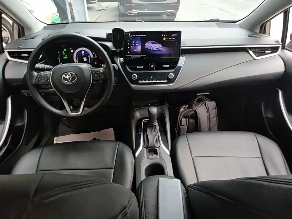 Toyota Corolla 2023 — фото 10