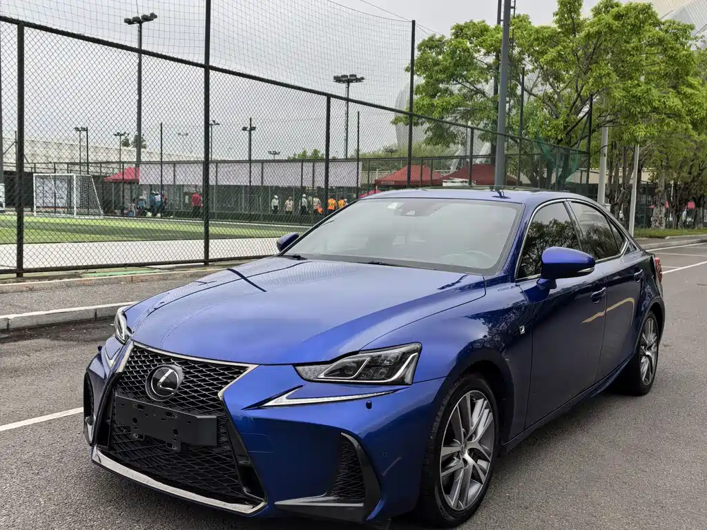 Lexus IS 2019 — фото 1