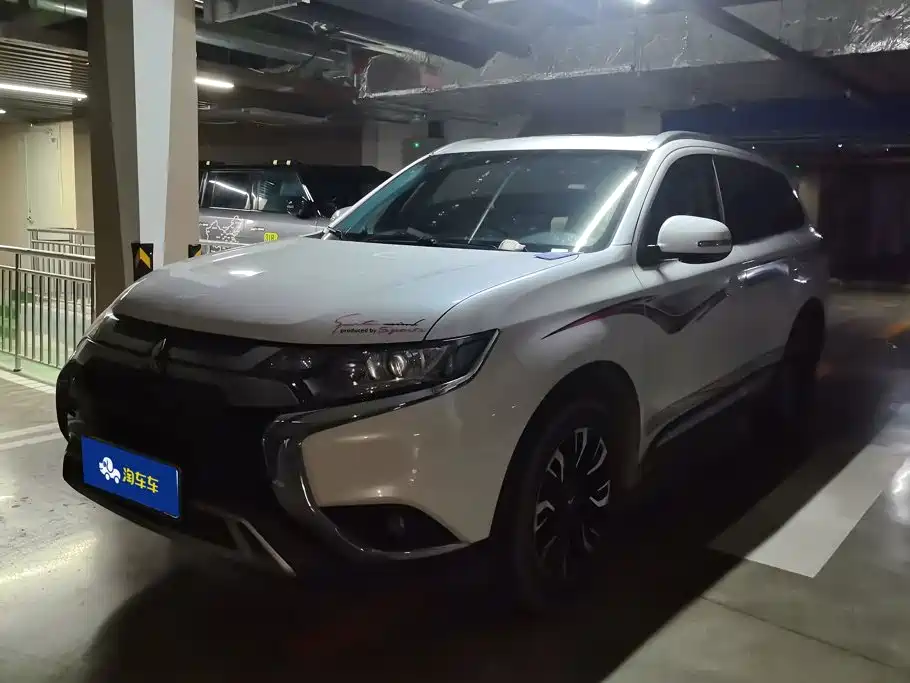 Mitsubishi Outlander 2021 — фото 1