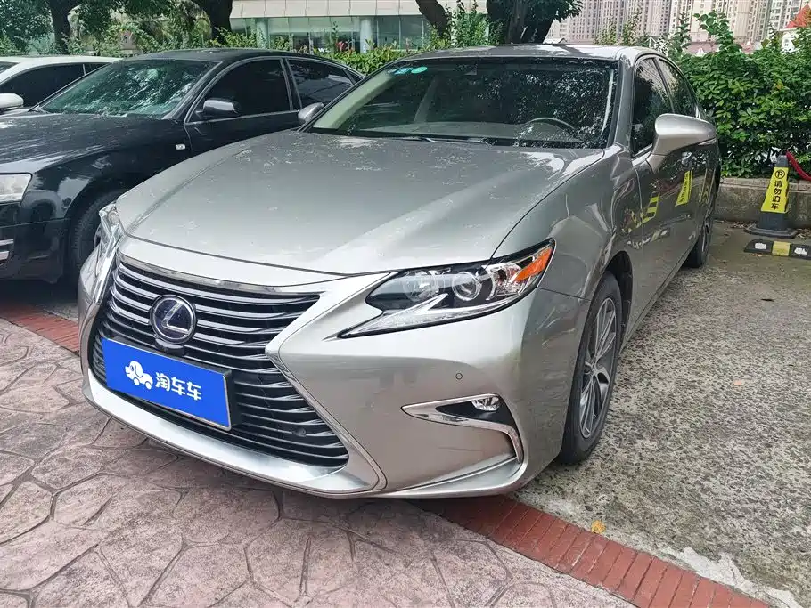 Lexus ES 2017 — фото 1