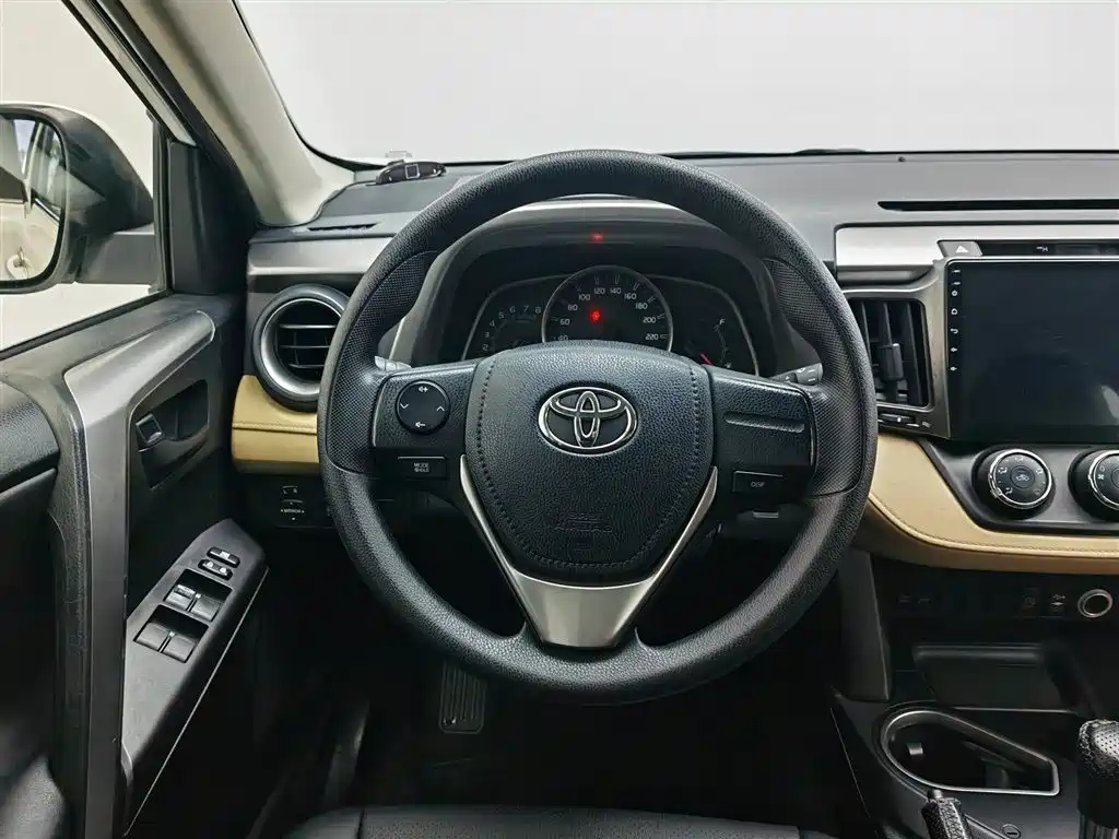 Toyota RAV4 2017 — фото 11