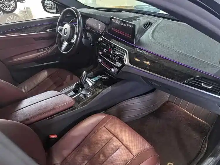 BMW 5 Series 2019 — фото 16