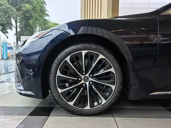 Lexus LS 2021