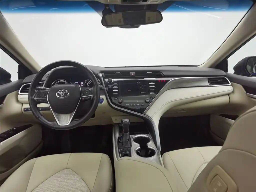 Toyota Camry 2018 — фото 5
