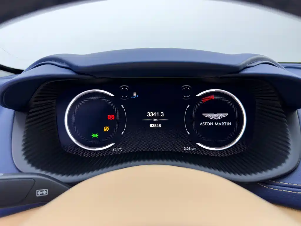 Aston Martin DBX 2021 — фото 15