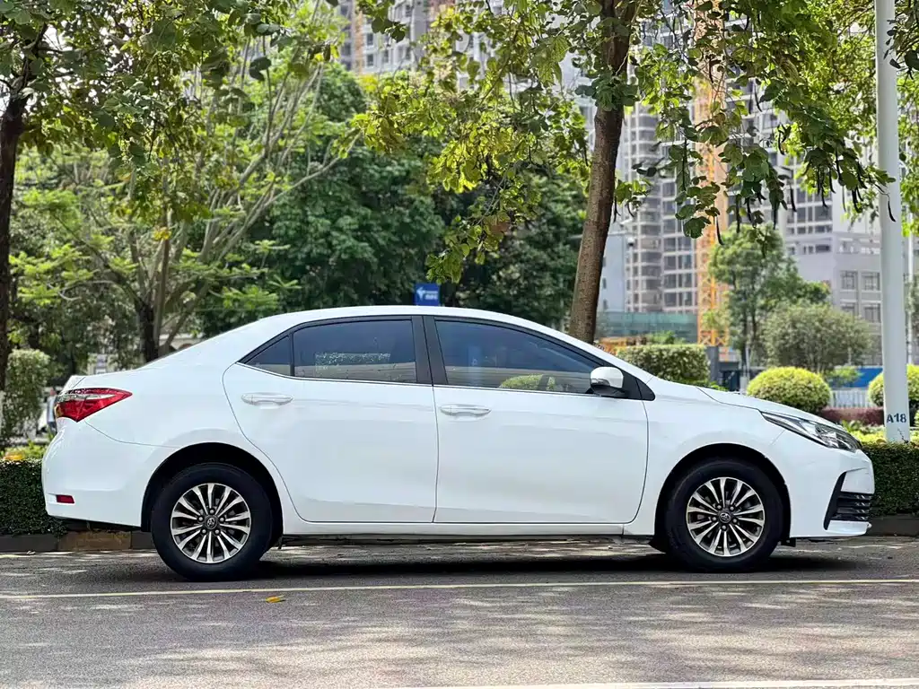 Toyota Corolla 2018 — фото 6