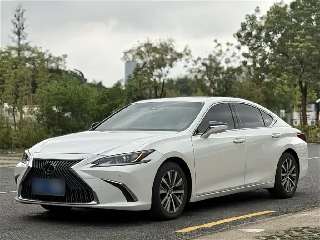 Lexus ES 2018 — фото 1