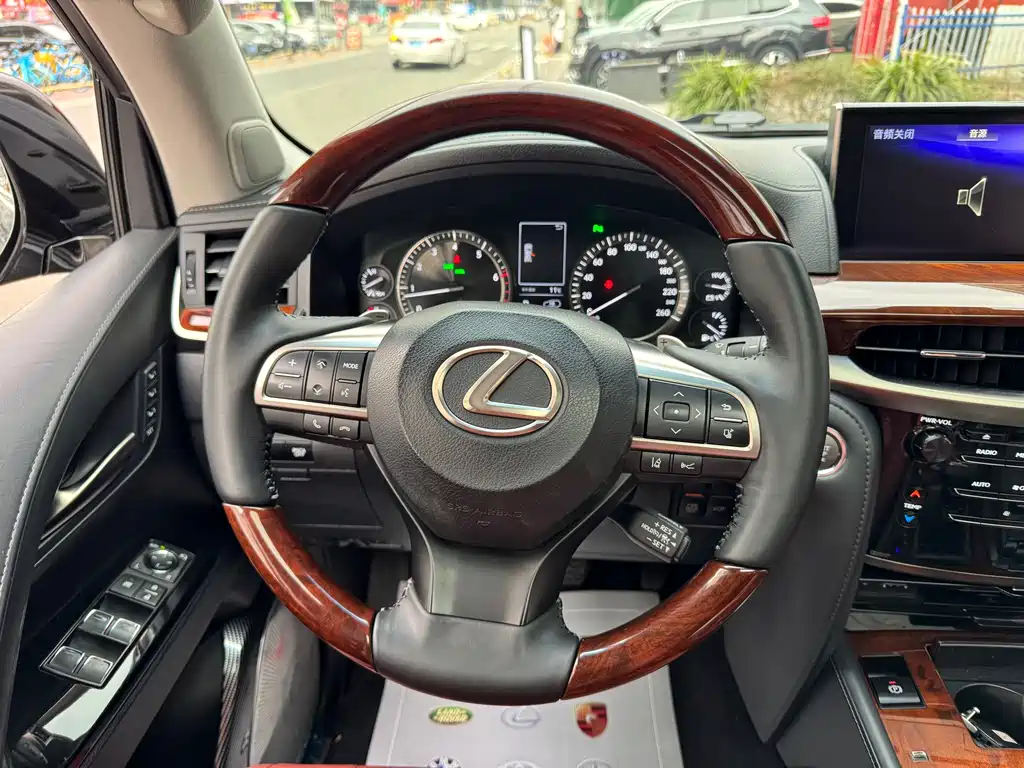 Lexus LX 2018 — фото 15