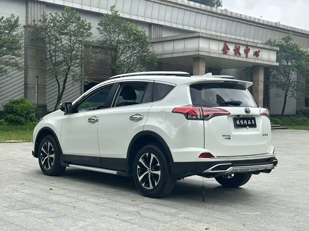 Toyota RAV4 2017 — фото 13