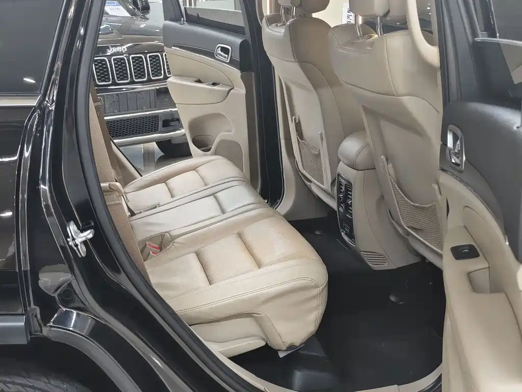 Jeep Grand Cherokee 2020 — фото 13