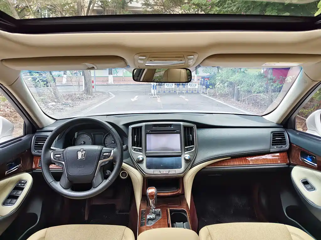 Toyota Crown 2016 — фото 9